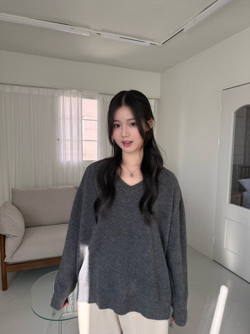 V 領針織上衣 Soft-Touch Essential V-Neck Knit