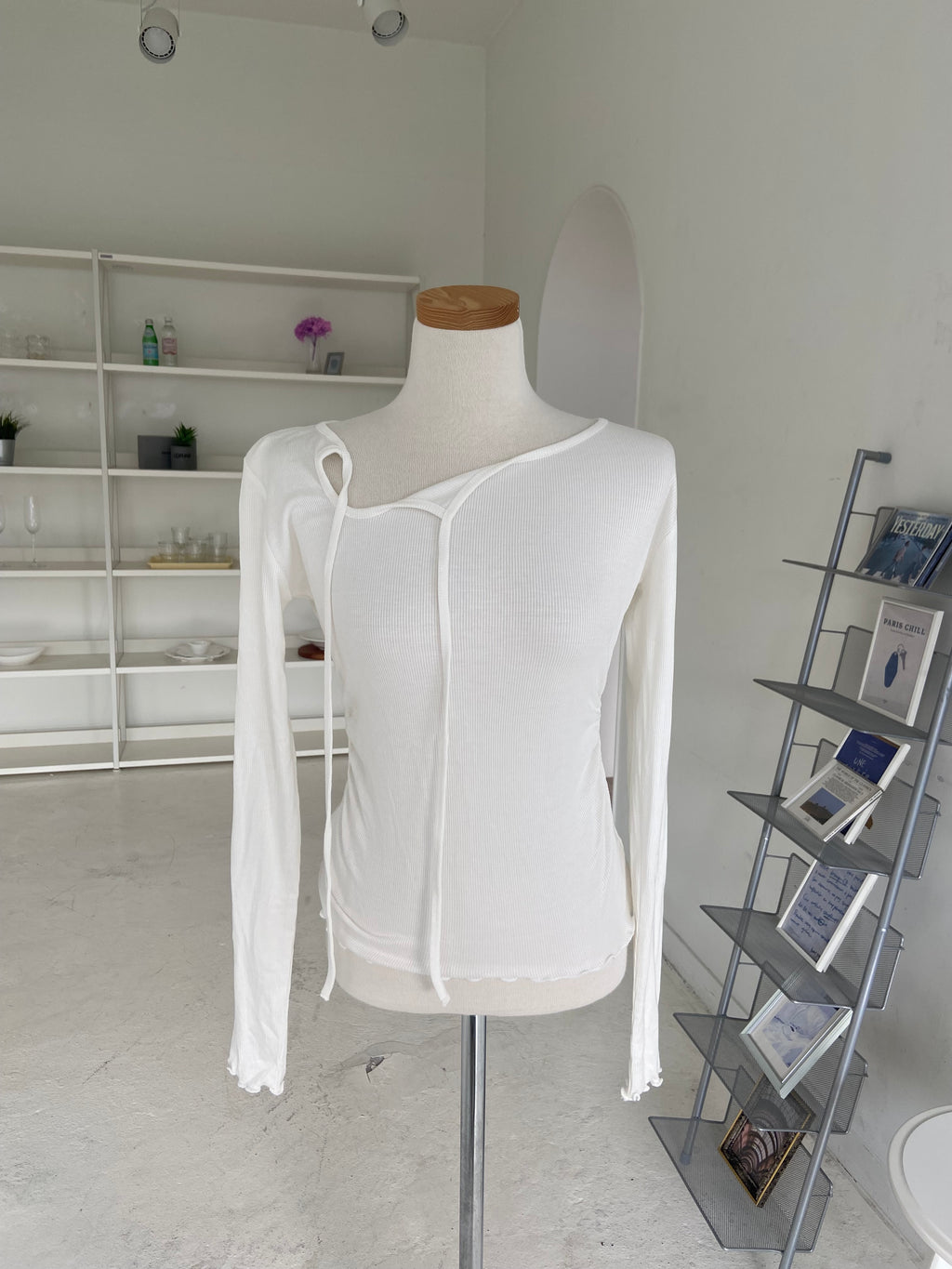 【輕薄質地】設計感鏤空不對稱top Asymmetric Tie Detail Top
