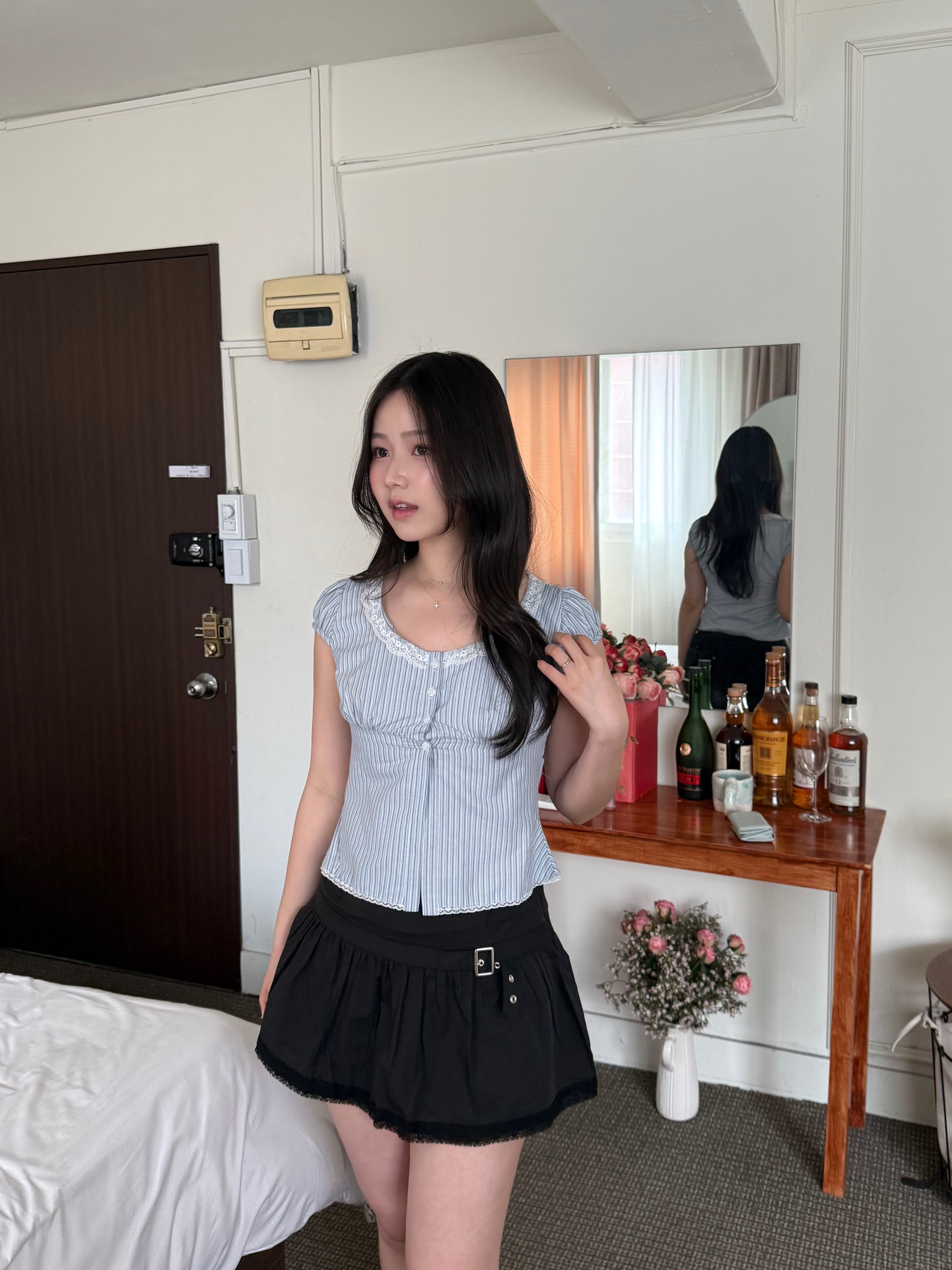 韓妹Lace滾邊細直紋blouse | Lace-trimmed Pinstripe Fitted blouse