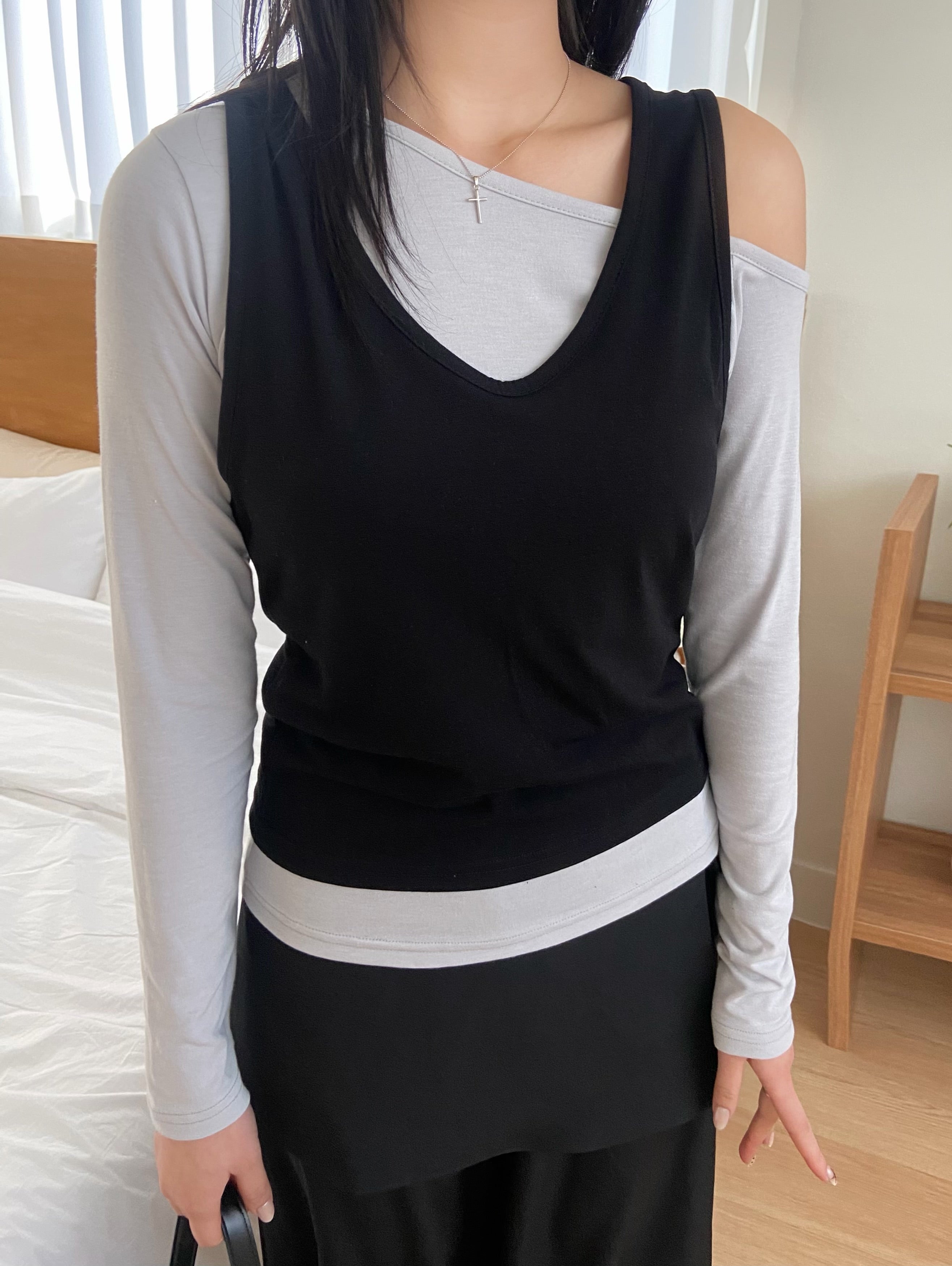 (超舒服!)輕薄露肩打底＋背心set  Lightweight Off-Shoulder Layered Vest Set