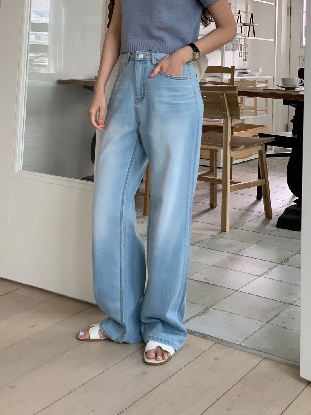 (春夏必備!!) 高腰淺藍直筒薄身牛仔褲 High-Waist Light Blue Straight Jeans