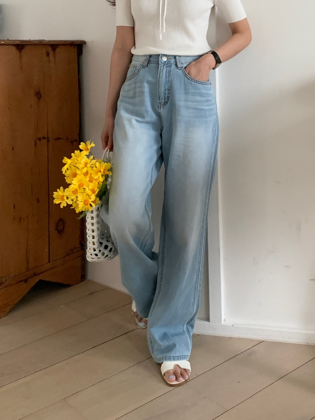 (春夏必備!!) 高腰淺藍直筒薄身牛仔褲 High-Waist Light Blue Straight Jeans