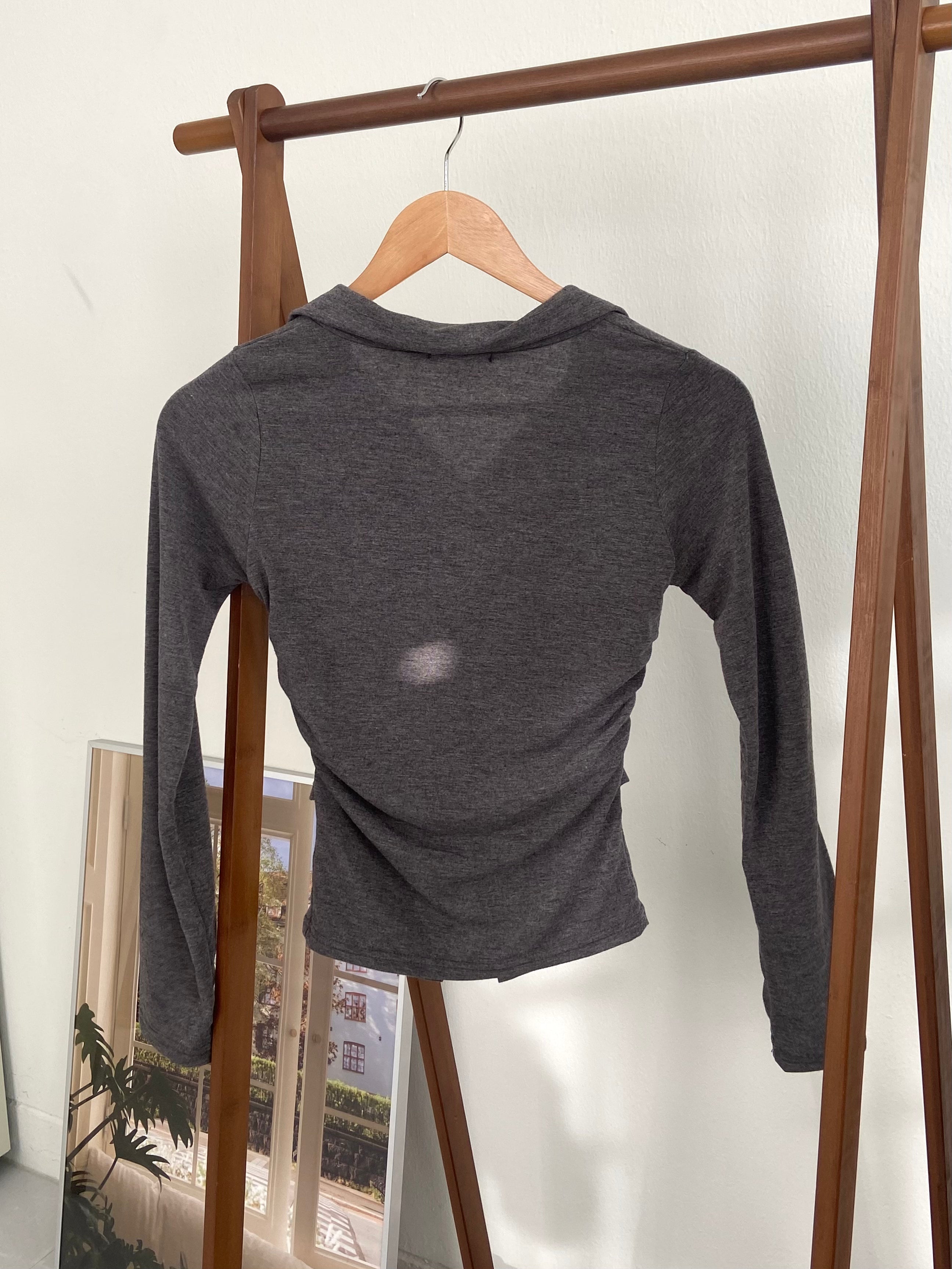 修身翻領長袖上衣 Slim-Fit Collared Long Sleeve Top