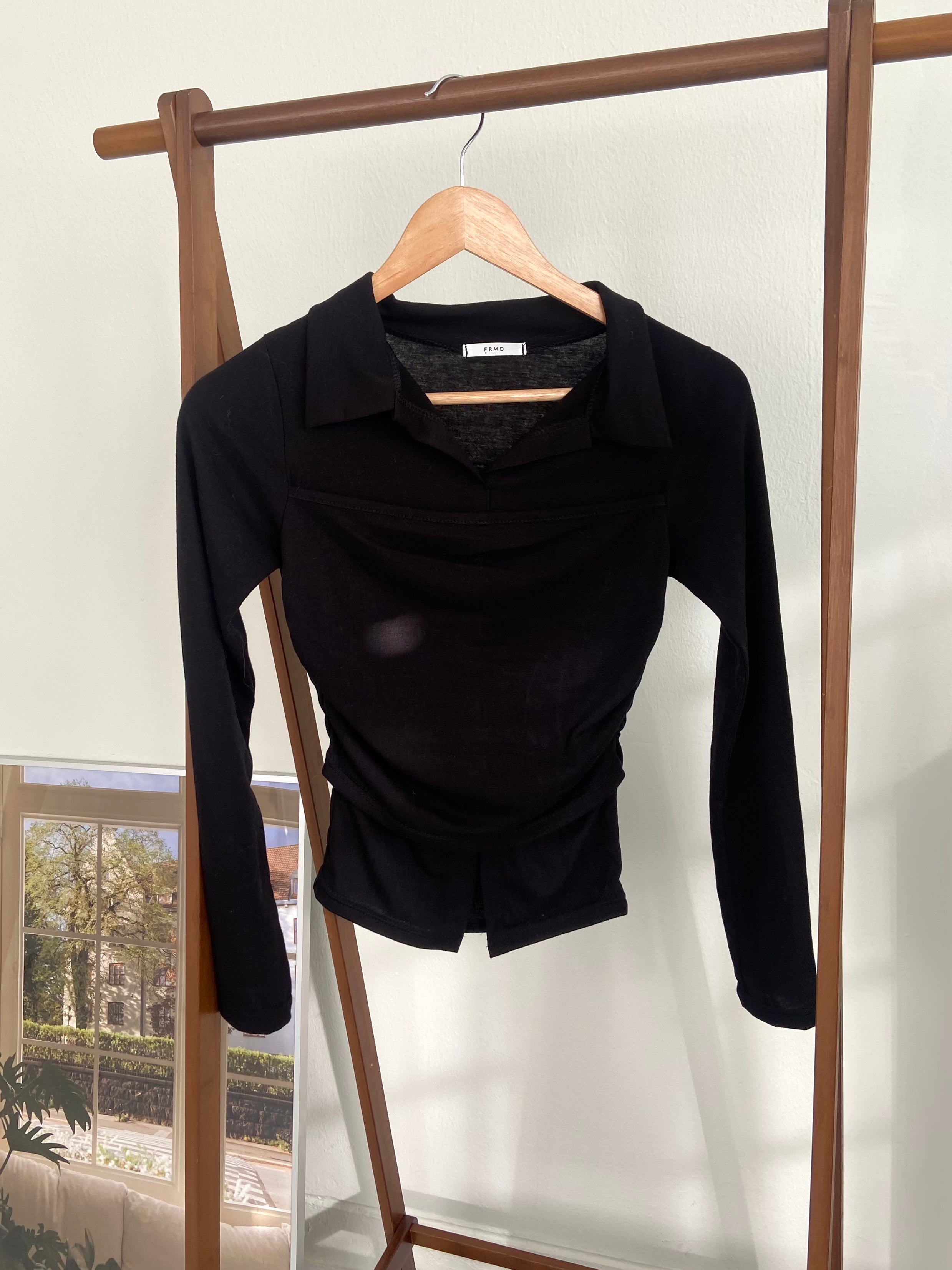 修身翻領長袖上衣 Slim-Fit Collared Long Sleeve Top