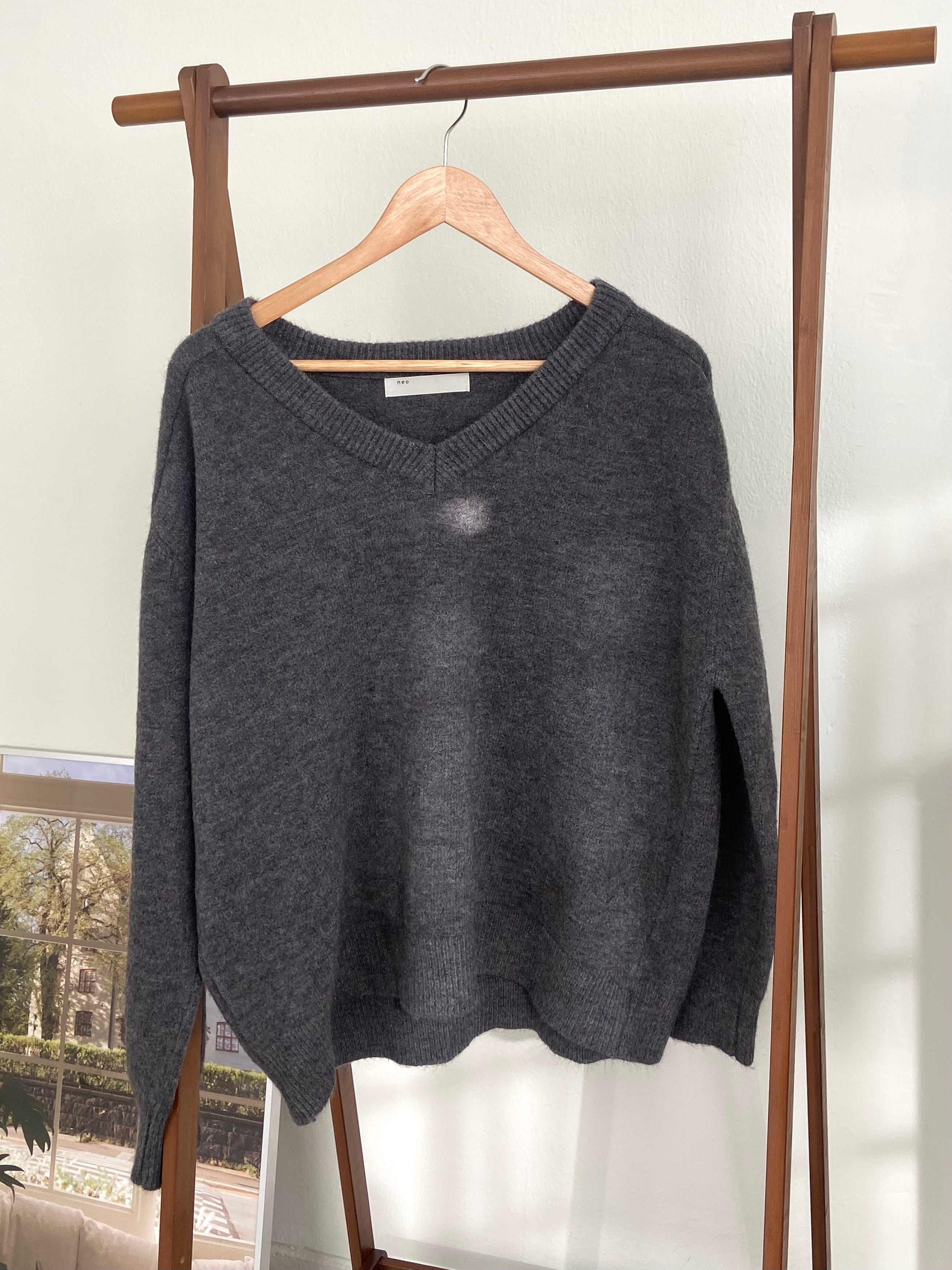 V 領針織上衣 Soft-Touch Essential V-Neck Knit