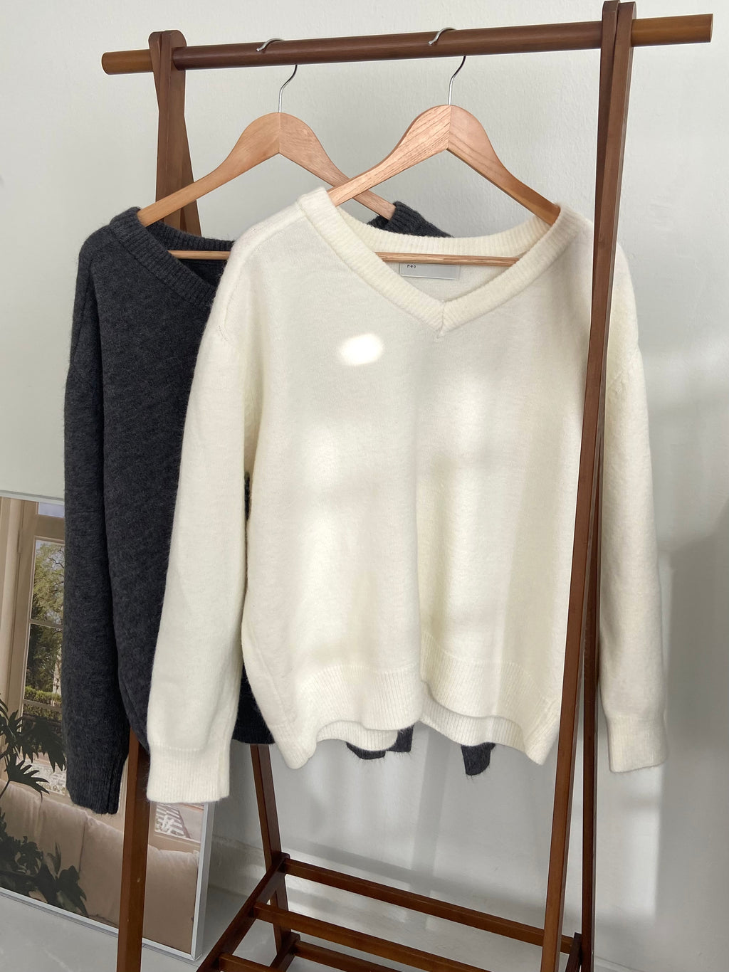 V 領針織上衣 Soft-Touch Essential V-Neck Knit