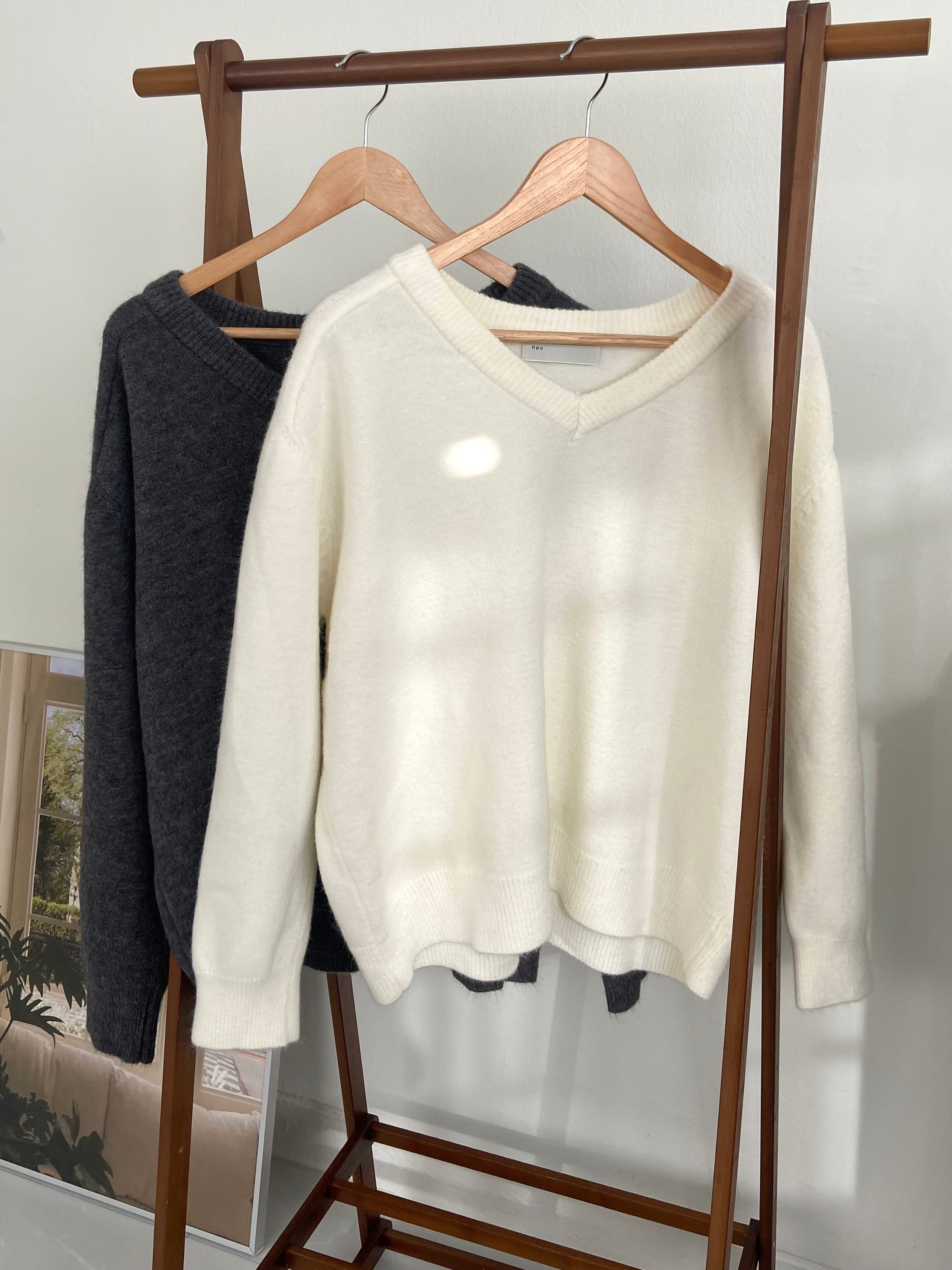 V 領針織上衣 Soft-Touch Essential V-Neck Knit
