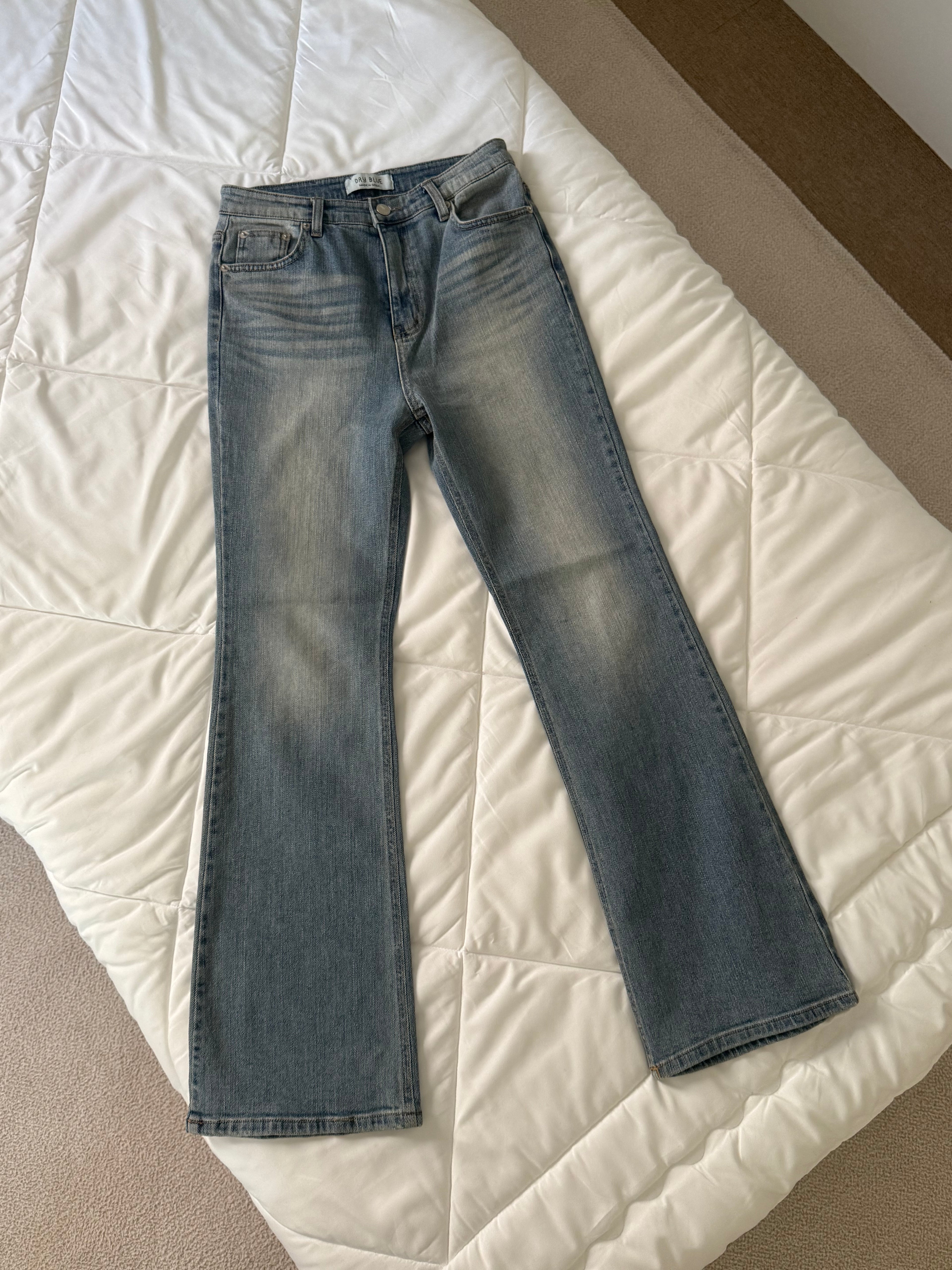 復古中淺藍微喇叭牛仔褲 Vintage Light Blue Mini Flared Jeans