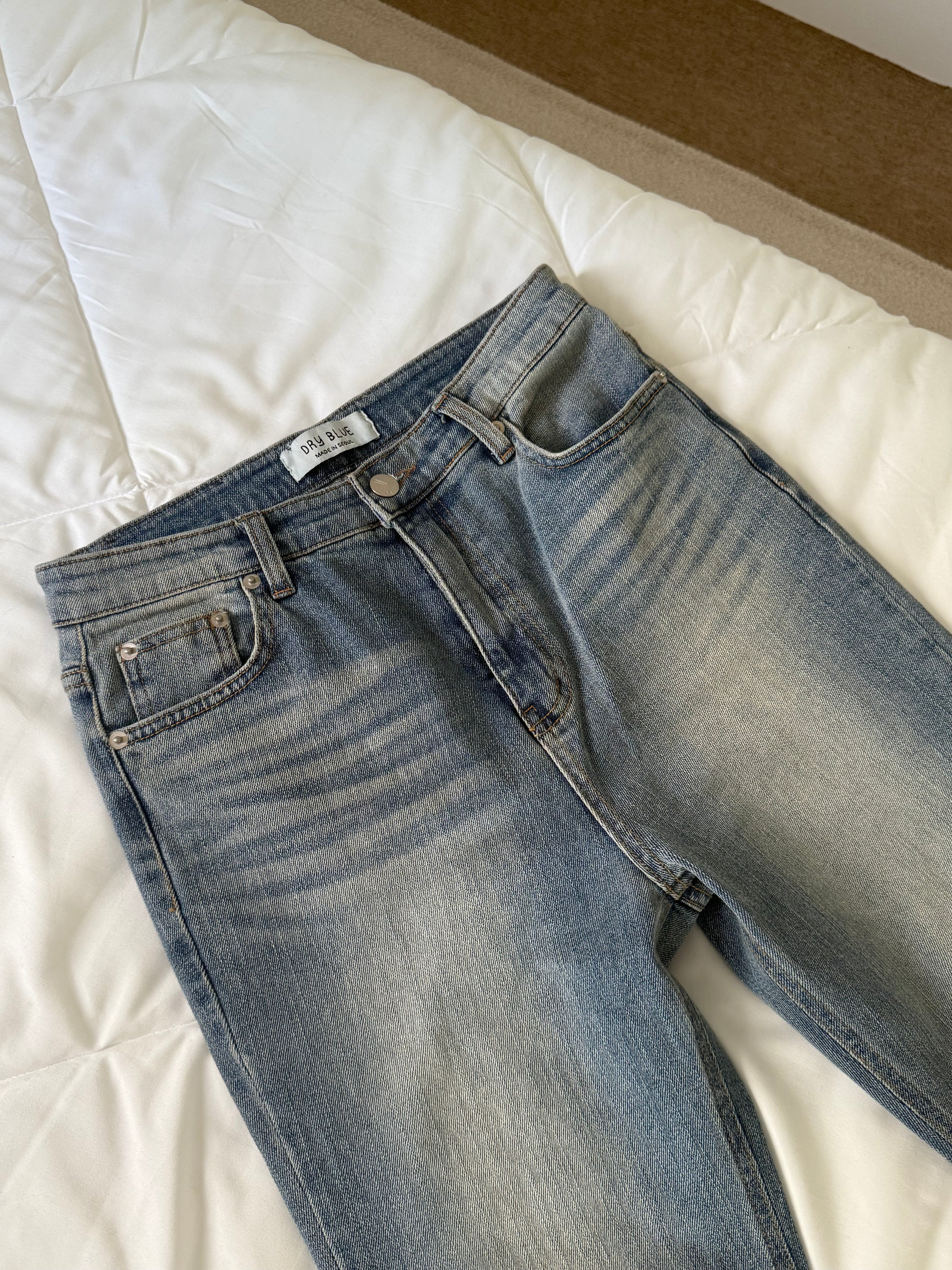 復古中淺藍微喇叭牛仔褲 Vintage Light Blue Mini Flared Jeans
