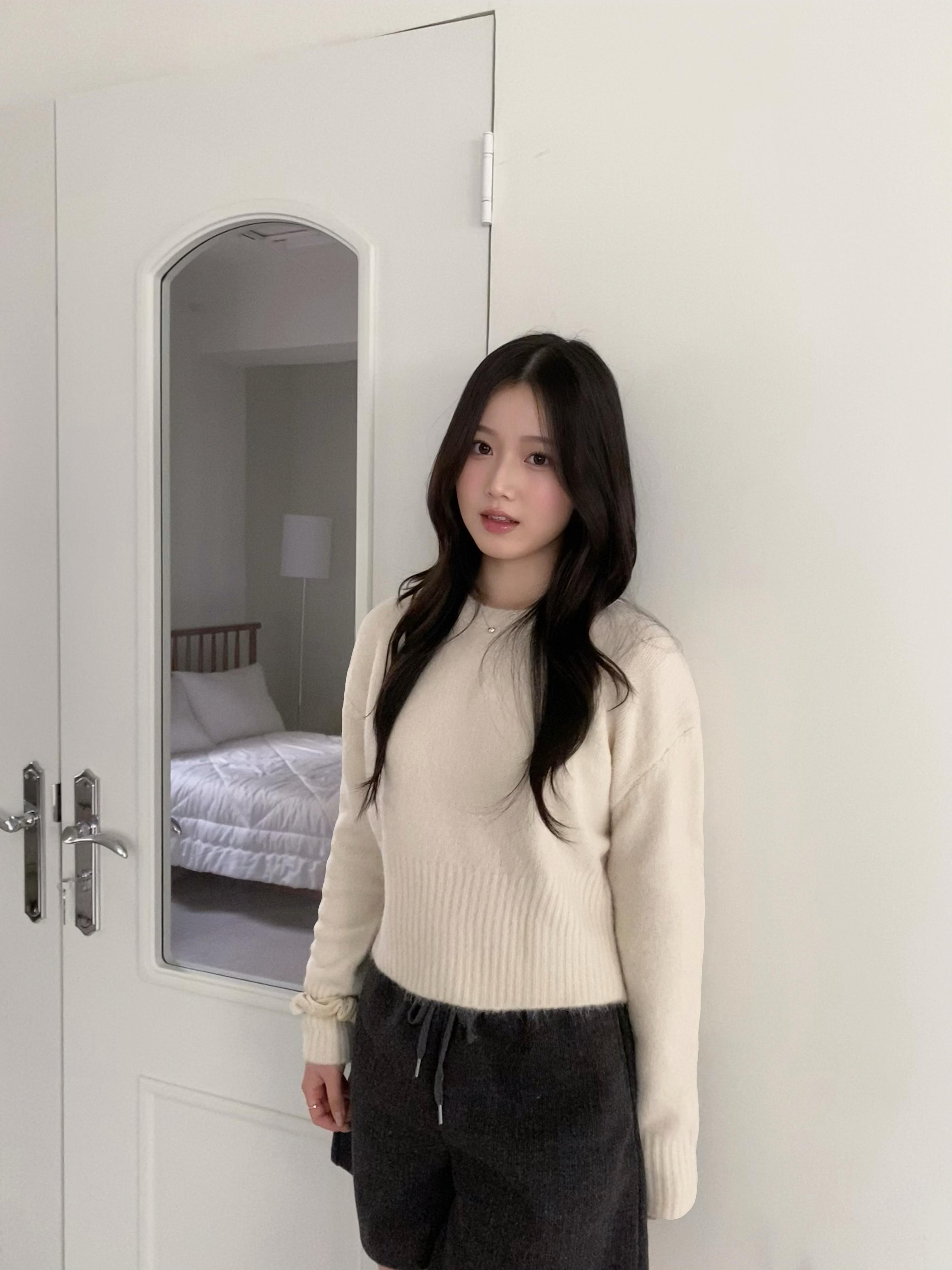 奶霧柔感針織上衣 Creamy Soft Round-Neck Knit Top