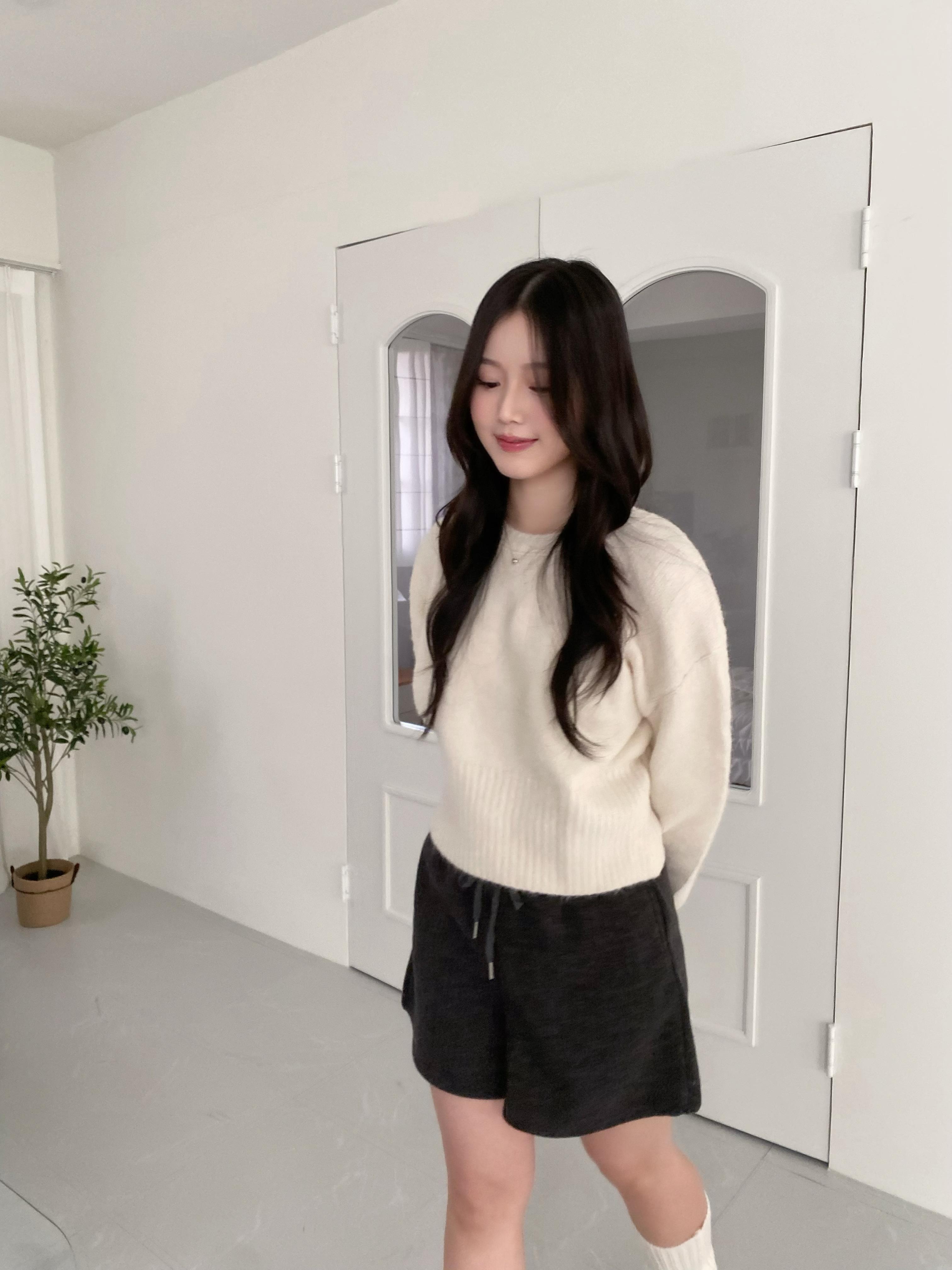 奶霧柔感針織上衣 Creamy Soft Round-Neck Knit Top