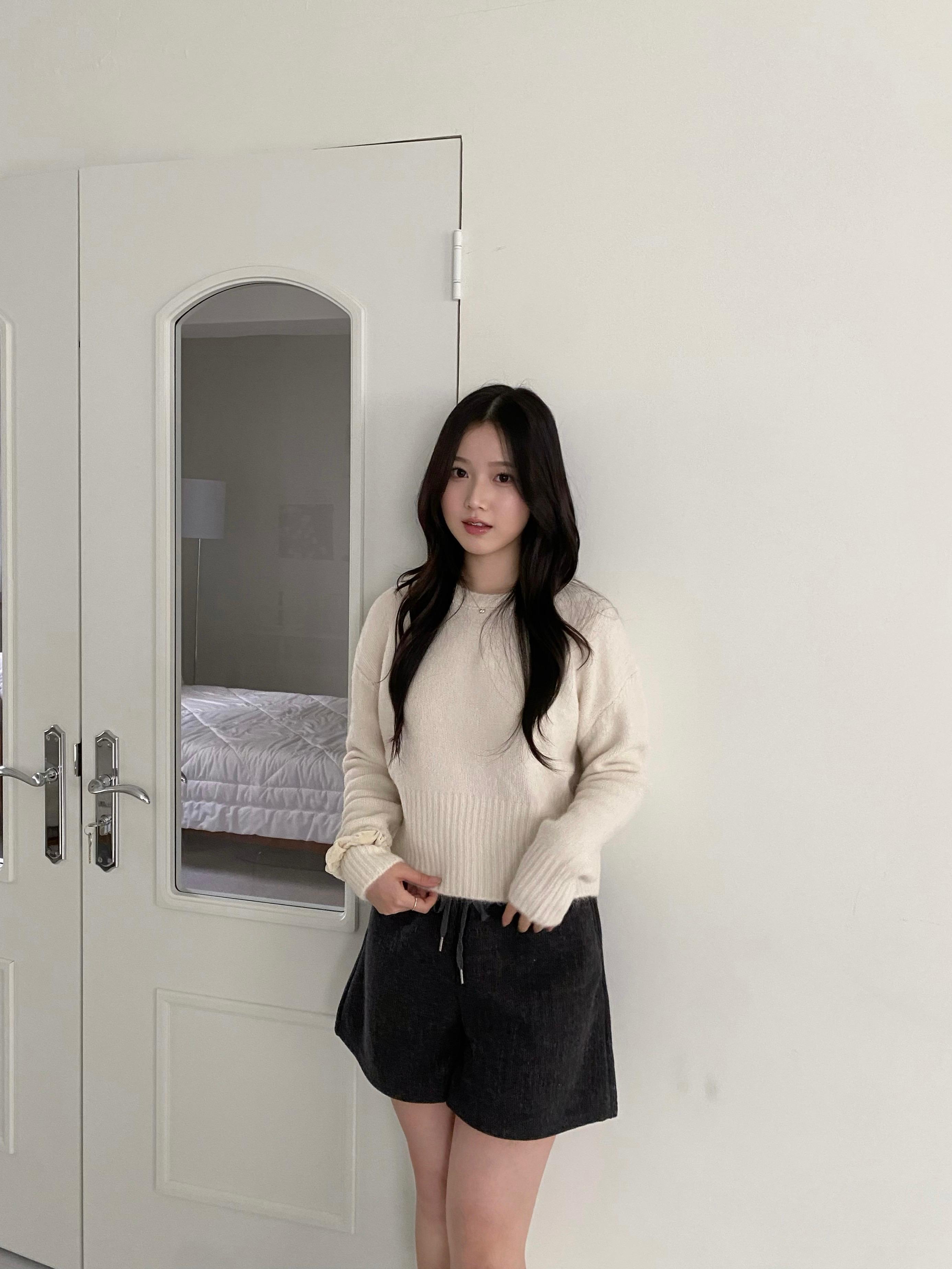 奶霧柔感針織上衣 Creamy Soft Round-Neck Knit Top