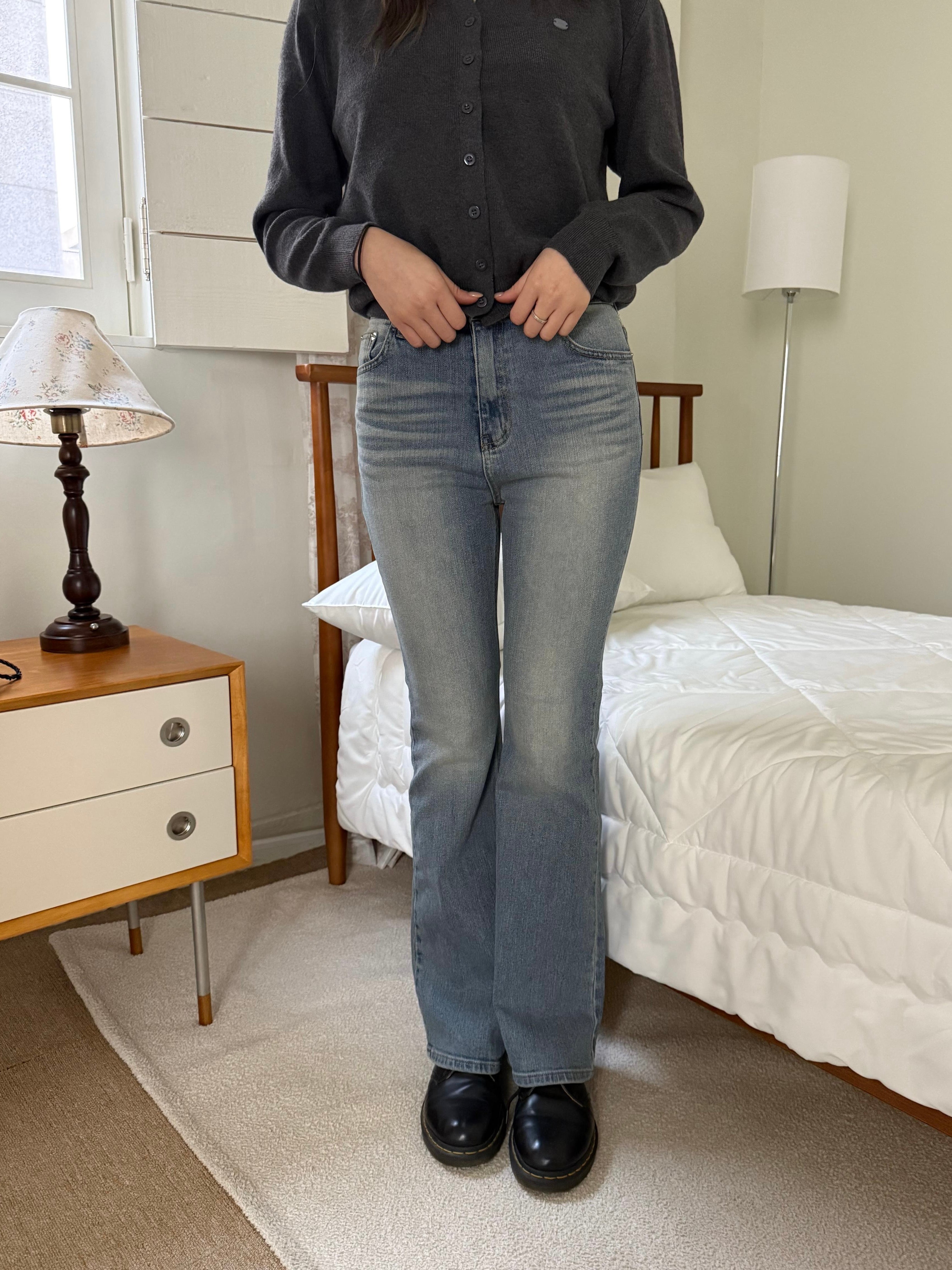 復古中淺藍微喇叭牛仔褲 Vintage Light Blue Mini Flared Jeans